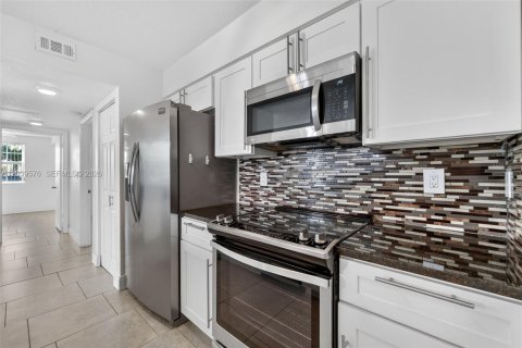 Copropriété à vendre à Oakland Park, Floride: 2 chambres, 96.43 m2 № 2083559 - photo 11