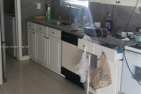 Villa ou maison à vendre à Hallandale Beach, Floride: 2 chambres, 115.85 m2 № 1922265 - photo 11