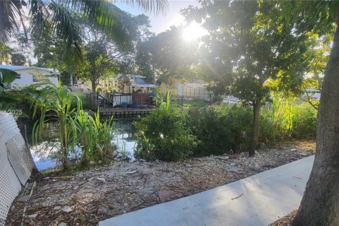 Villa ou maison à vendre à Hallandale Beach, Floride: 2 chambres, 115.85 m2 № 1922265 - photo 16