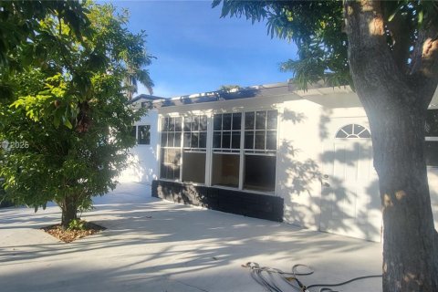 Villa ou maison à vendre à Hallandale Beach, Floride: 2 chambres, 115.85 m2 № 1922265 - photo 17