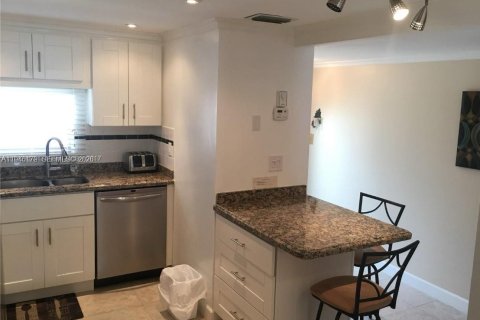 Кондоминиум с 2 спальнями в Пемброк-Пайнс, Флорида № 2002465