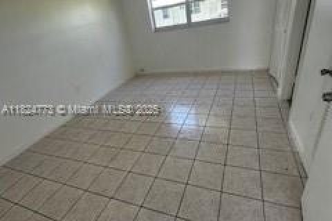Снять в аренду квартиру в Халландейл-Бич, Флорида 1 спальня, 1509.38м2, № 1938048 - фото 2