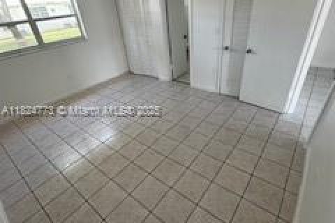 Apartment in Hallandale Beach, Florida 1 bedroom, 1509.38 sq.m. № 1938048 - photo 5