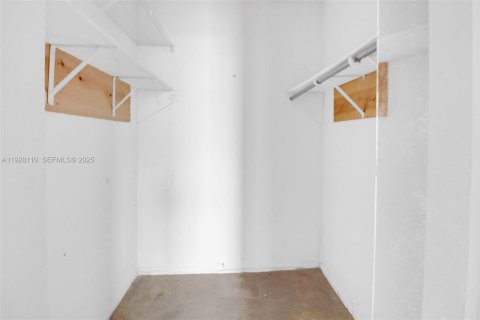 Condo in Hialeah, Florida, 2 bedrooms  № 1988370 - photo 11