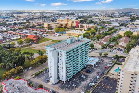 Condo in Hialeah, Florida, 2 bedrooms  № 1988370 - photo 21