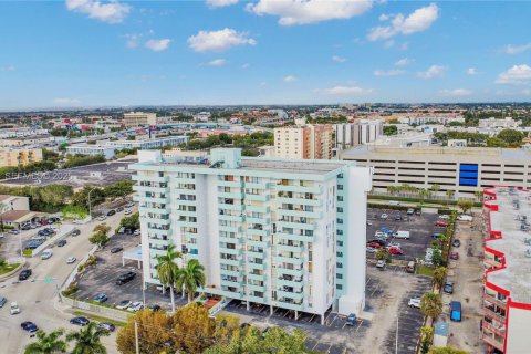 Condo in Hialeah, Florida, 2 bedrooms  № 1988370 - photo 19
