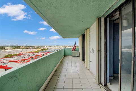 Condo in Hialeah, Florida, 2 bedrooms  № 1988370 - photo 3