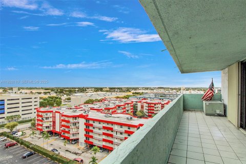 Condo in Hialeah, Florida, 2 bedrooms  № 1988370 - photo 2