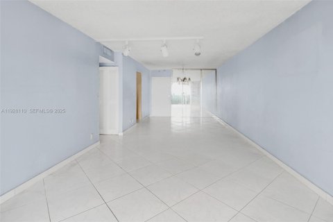 Condo in Hialeah, Florida, 2 bedrooms  № 1988370 - photo 7