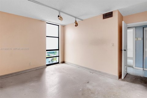 Condo in Hialeah, Florida, 2 bedrooms  № 1988370 - photo 15