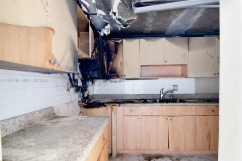 Condo in Hialeah, Florida, 2 bedrooms  № 1988370 - photo 17