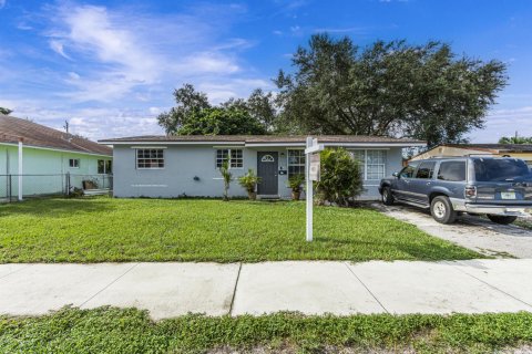 Villa ou maison à Hollywood, Floride 4 chambres, 104.52 m2 № 2344066