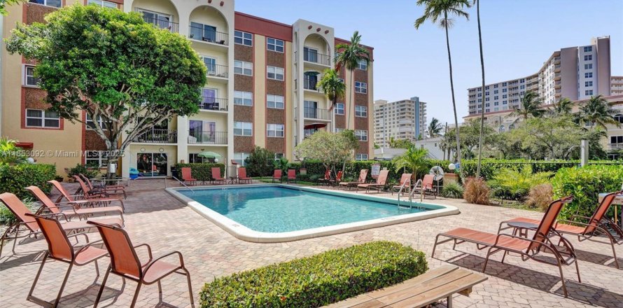 Condominio en Pompano Beach, Florida, 2 dormitorios  № 1875004