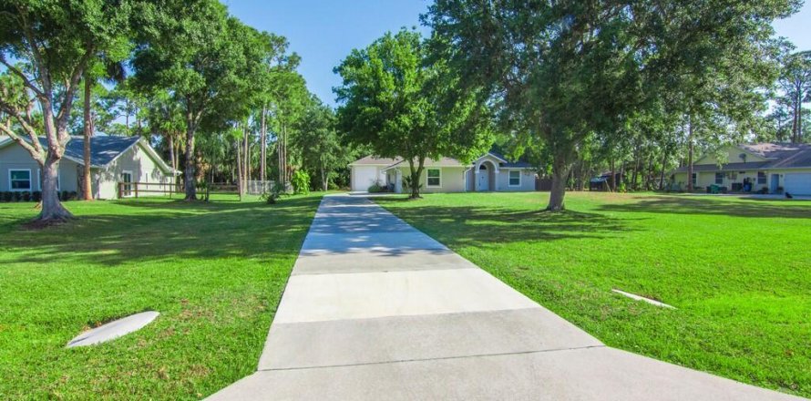 House in Fort Pierce, Florida 3 bedrooms, 159.79 sq.m. № 1147082