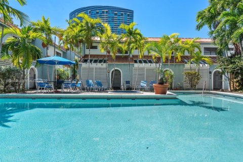 Townhouse in Miami, Florida 2 bedrooms, 120.68 sq.m. № 2060132 - photo 30