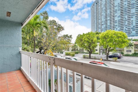 Townhouse in Miami, Florida 2 bedrooms, 120.68 sq.m. № 2060132 - photo 16