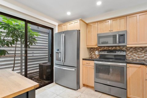 Townhouse in Miami, Florida 2 bedrooms, 120.68 sq.m. № 2060132 - photo 7