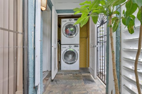 Townhouse in Miami, Florida 2 bedrooms, 120.68 sq.m. № 2060132 - photo 26