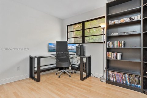 Townhouse in Miami, Florida 2 bedrooms, 120.68 sq.m. № 2060132 - photo 23