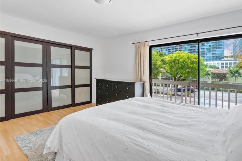 Townhouse in Miami, Florida 2 bedrooms, 120.68 sq.m. № 2060132 - photo 14