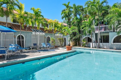 Townhouse in Miami, Florida 2 bedrooms, 120.68 sq.m. № 2060132 - photo 27