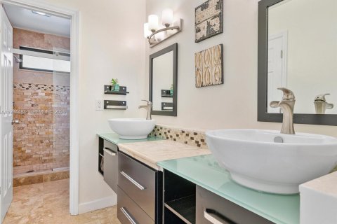 Townhouse in Miami, Florida 2 bedrooms, 120.68 sq.m. № 2060132 - photo 18