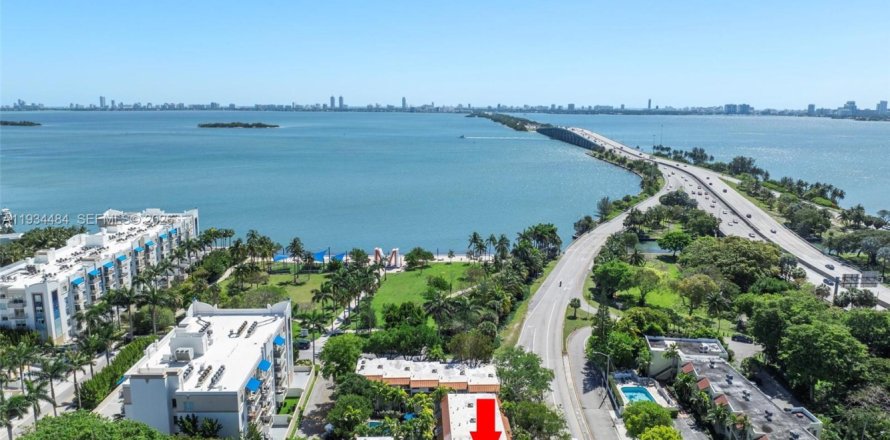 Townhouse in Miami, Florida 2 bedrooms, 120.68 sq.m. № 2060132