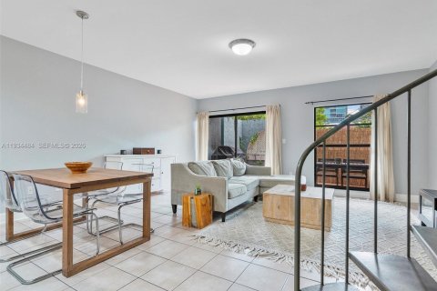Townhouse in Miami, Florida 2 bedrooms, 120.68 sq.m. № 2060132 - photo 4