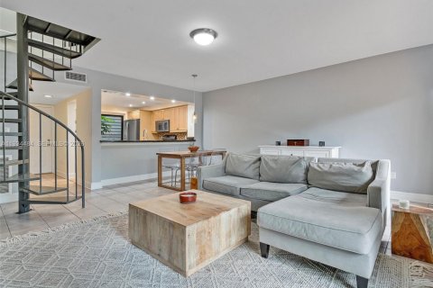 Townhouse in Miami, Florida 2 bedrooms, 120.68 sq.m. № 2060132 - photo 3