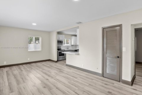 House in Hollywood, Florida 3 bedrooms, 101.45 sq.m. № 1797529 - photo 8