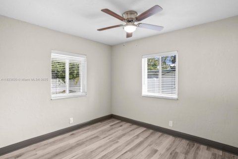 House in Hollywood, Florida 3 bedrooms, 101.45 sq.m. № 1797529 - photo 12