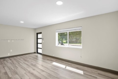 House in Hollywood, Florida 3 bedrooms, 101.45 sq.m. № 1797529 - photo 5