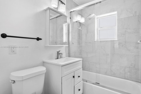 House in Hollywood, Florida 3 bedrooms, 101.45 sq.m. № 1797529 - photo 16