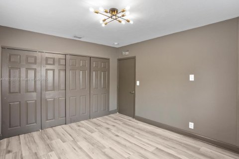 House in Hollywood, Florida 3 bedrooms, 101.45 sq.m. № 1797529 - photo 11