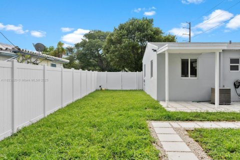 House in Hollywood, Florida 3 bedrooms, 101.45 sq.m. № 1797529 - photo 22