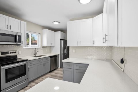 House in Hollywood, Florida 3 bedrooms, 101.45 sq.m. № 1797529 - photo 9