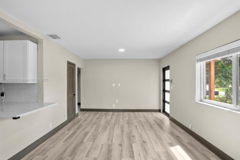 House in Hollywood, Florida 3 bedrooms, 101.45 sq.m. № 1797529 - photo 6