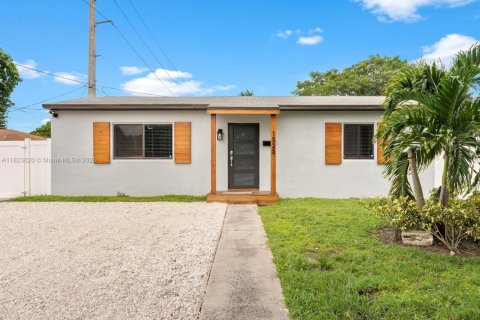 House in Hollywood, Florida 3 bedrooms, 101.45 sq.m. № 1797529 - photo 1