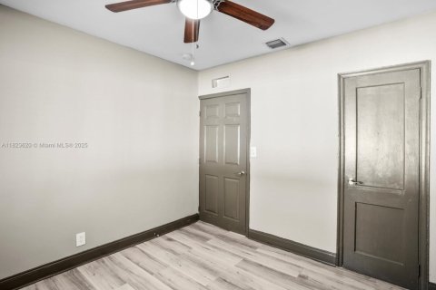 House in Hollywood, Florida 3 bedrooms, 101.45 sq.m. № 1797529 - photo 14