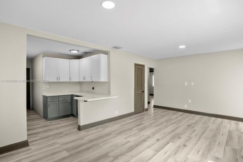 House in Hollywood, Florida 3 bedrooms, 101.45 sq.m. № 1797529 - photo 7