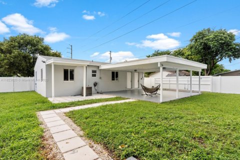 House in Hollywood, Florida 3 bedrooms, 101.45 sq.m. № 1797529 - photo 17