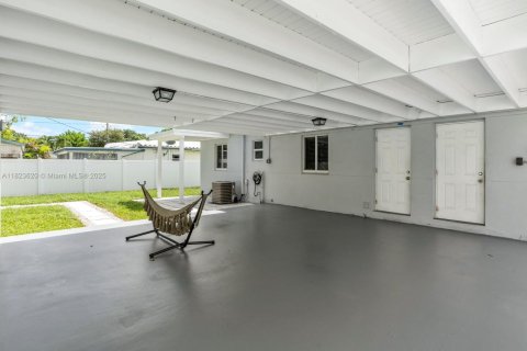 House in Hollywood, Florida 3 bedrooms, 101.45 sq.m. № 1797529 - photo 18