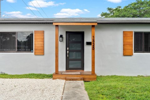 House in Hollywood, Florida 3 bedrooms, 101.45 sq.m. № 1797529 - photo 2