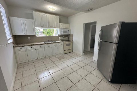 Casa en alquiler en Hollywood, Florida, 3 dormitorios, 107.77 m2 № 2077926 - foto 8