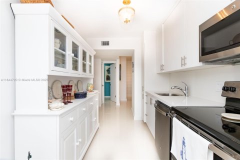 Condo in Key Biscayne, Florida, 1 bedroom  № 1842401 - photo 22