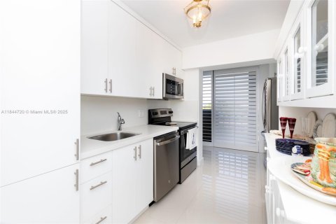 Condo in Key Biscayne, Florida, 1 bedroom  № 1842401 - photo 25