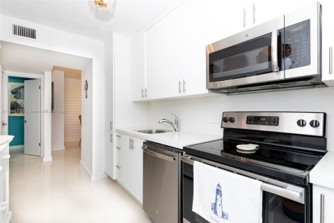 Condo in Key Biscayne, Florida, 1 bedroom  № 1842401 - photo 23