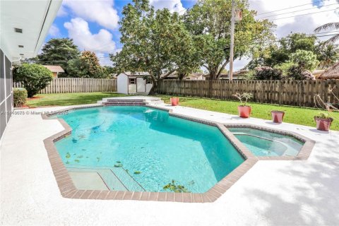 House in Hollywood, Florida 4 bedrooms, 204.85 sq.m. № 1939934 - photo 1