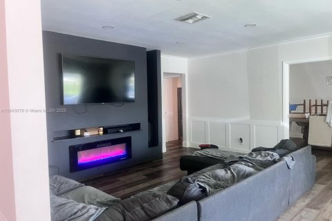 House in Hollywood, Florida 4 bedrooms, 204.85 sq.m. № 1939934 - photo 2