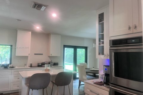 House in Hollywood, Florida 4 bedrooms, 204.85 sq.m. № 1939934 - photo 3
